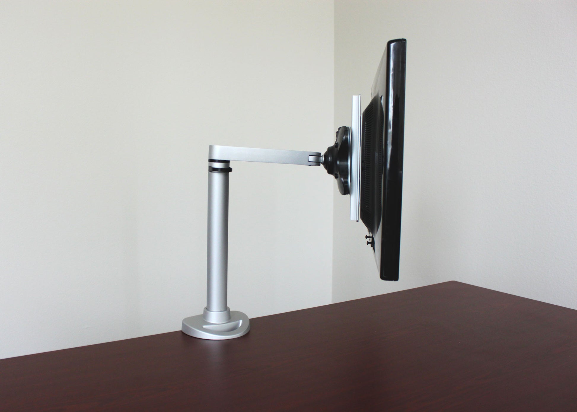 EasyFly Single Monitor Arm with Monitor on it